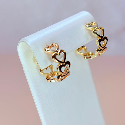 corazones huggie earrings