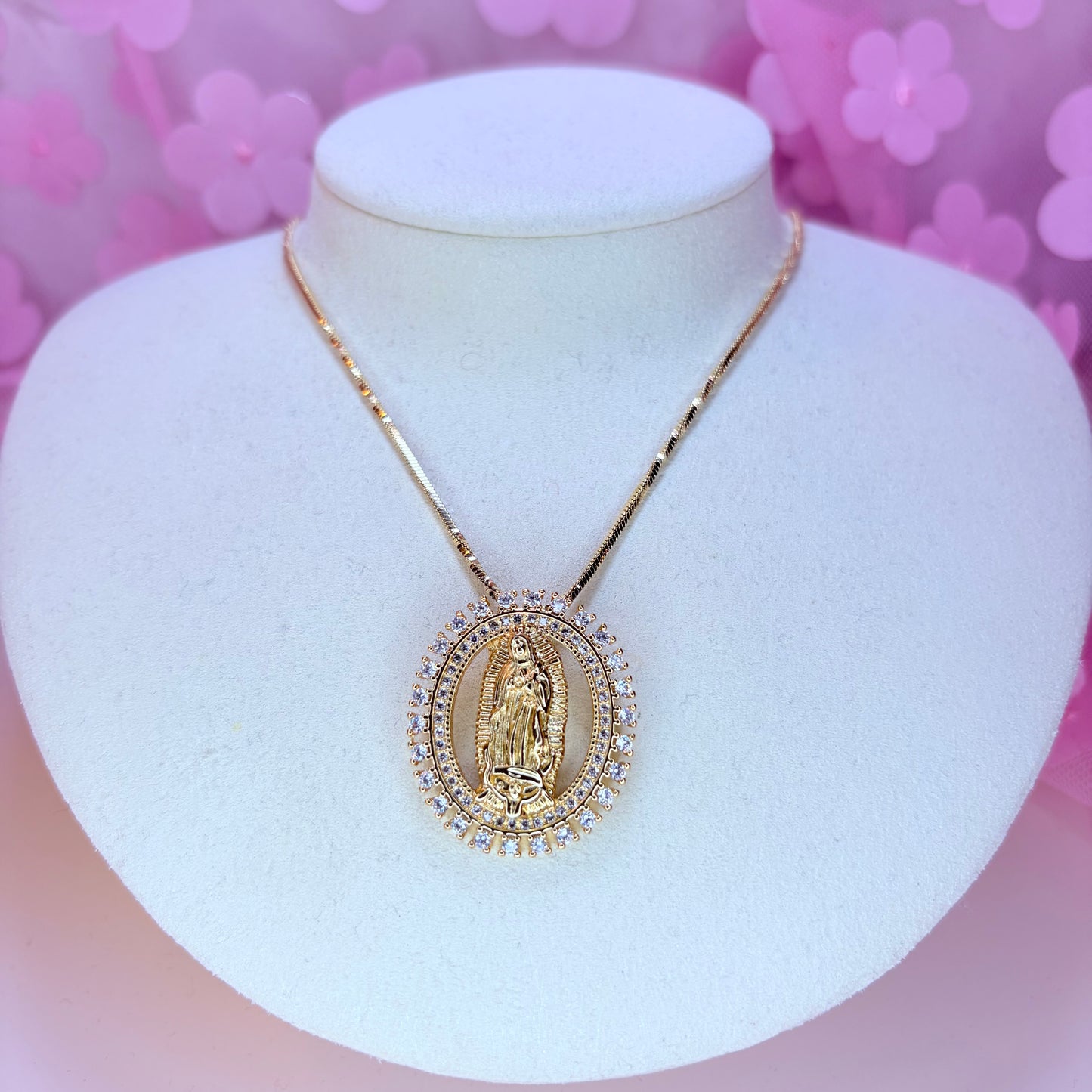 medallon de la virgen necklace