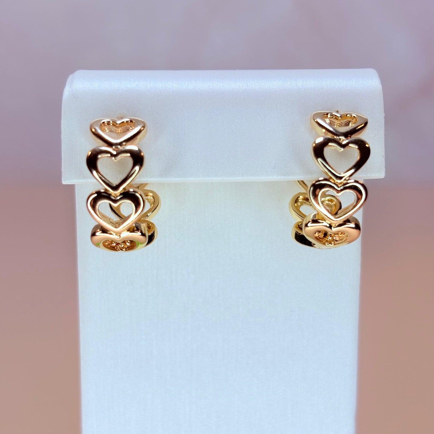 corazones huggie earrings