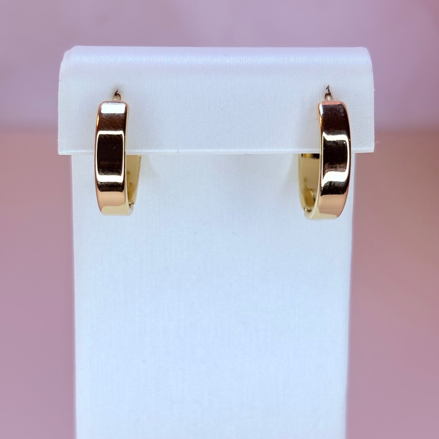 simplistic classic gold hoop