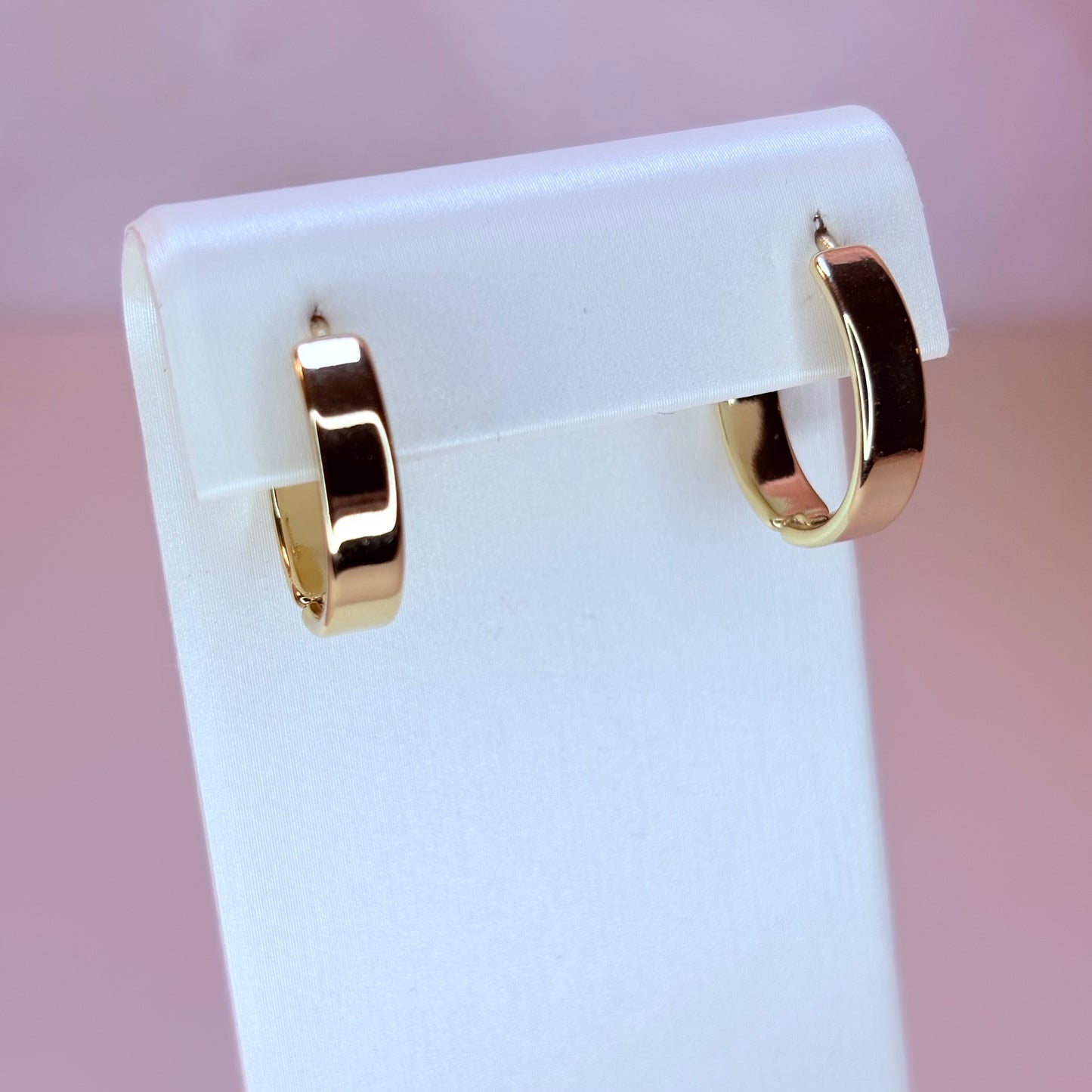 simplistic classic gold hoop
